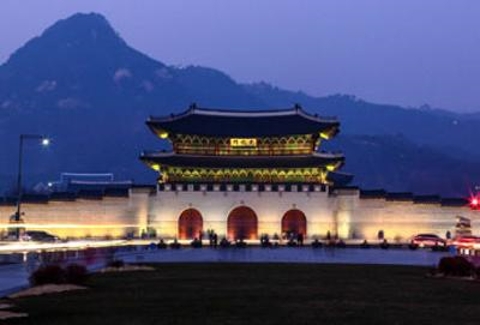 Ночной пейзаж площади Кванхвамун (Gwanghwamun Square at Night)