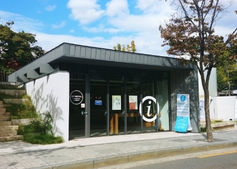 Туристический информационный центр деревни Букчхон (Bukchon Village Information Center)